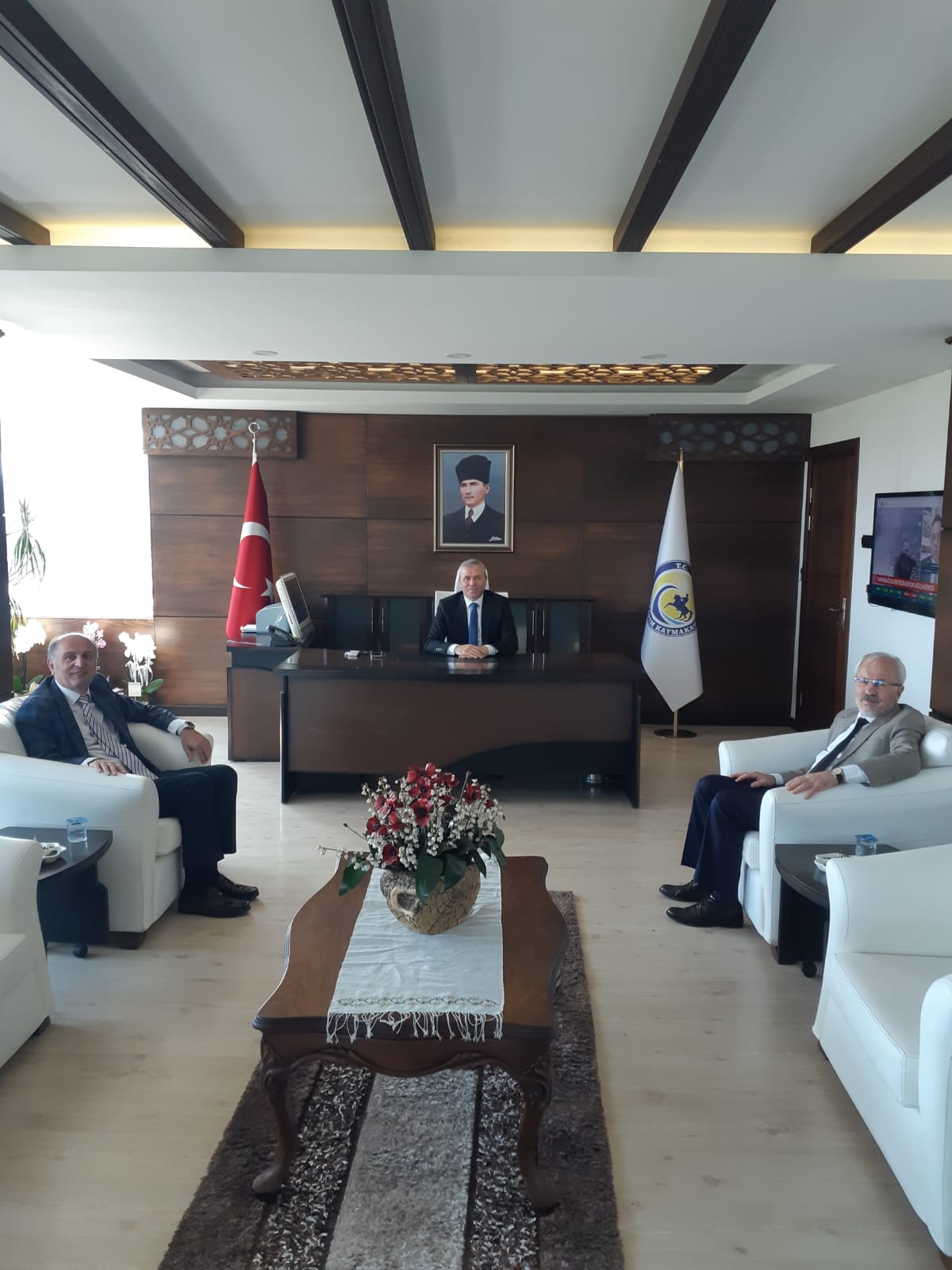 DURUŞEHİR FİNAL OKULLARI TURAN ARSLAN YAZARLAR DERNEĞİ BAŞKANI AHMET SEVEN  KAYMAKAMIMIZ ABDULKADİR DEMİR’İ ZİYARET ETTİ