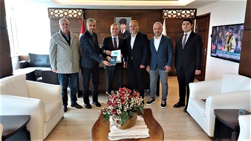 YILDIZ GENÇ SPOR KULÜBÜ VE YÖNETİM KURULU ÜYELERİ KAYMAKAMIMIZ ABDULKADİR DEMİR’İ MAKAMINDA ZİYARET ETTİLER.