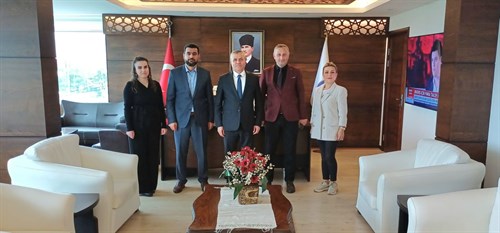 SGK MERKEZ MÜDÜRÜ MURAT TOKGÖZ VE BERABERİNDEKİ YÖNETİCİLER KAYMAKAMIMIZ ABDULKADİR DEMİR’İ MAKAMINDA ZİYARET ETTİLER.