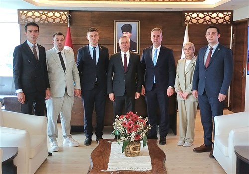 SAMSUN ÜLKÜ OCAKLARI İL BAŞKANI VE YÖNETİM KURULU ÜYELERİ KAYMAKAMIMIZ ABDULKADİR DEMİR’İ MAKAMINDA ZİYARET ETTİLER.