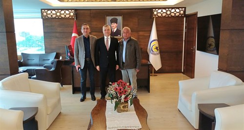 ÇORUM’UN BAYAT İLÇESİNDEN AHMET GÜMÜŞ VE SEBAHATTİN ASLANTAŞ KAYMAKAMIMIZ ABDULKADİR DEMİR’İ MAKAMINDA ZİYARET ETTİLER.